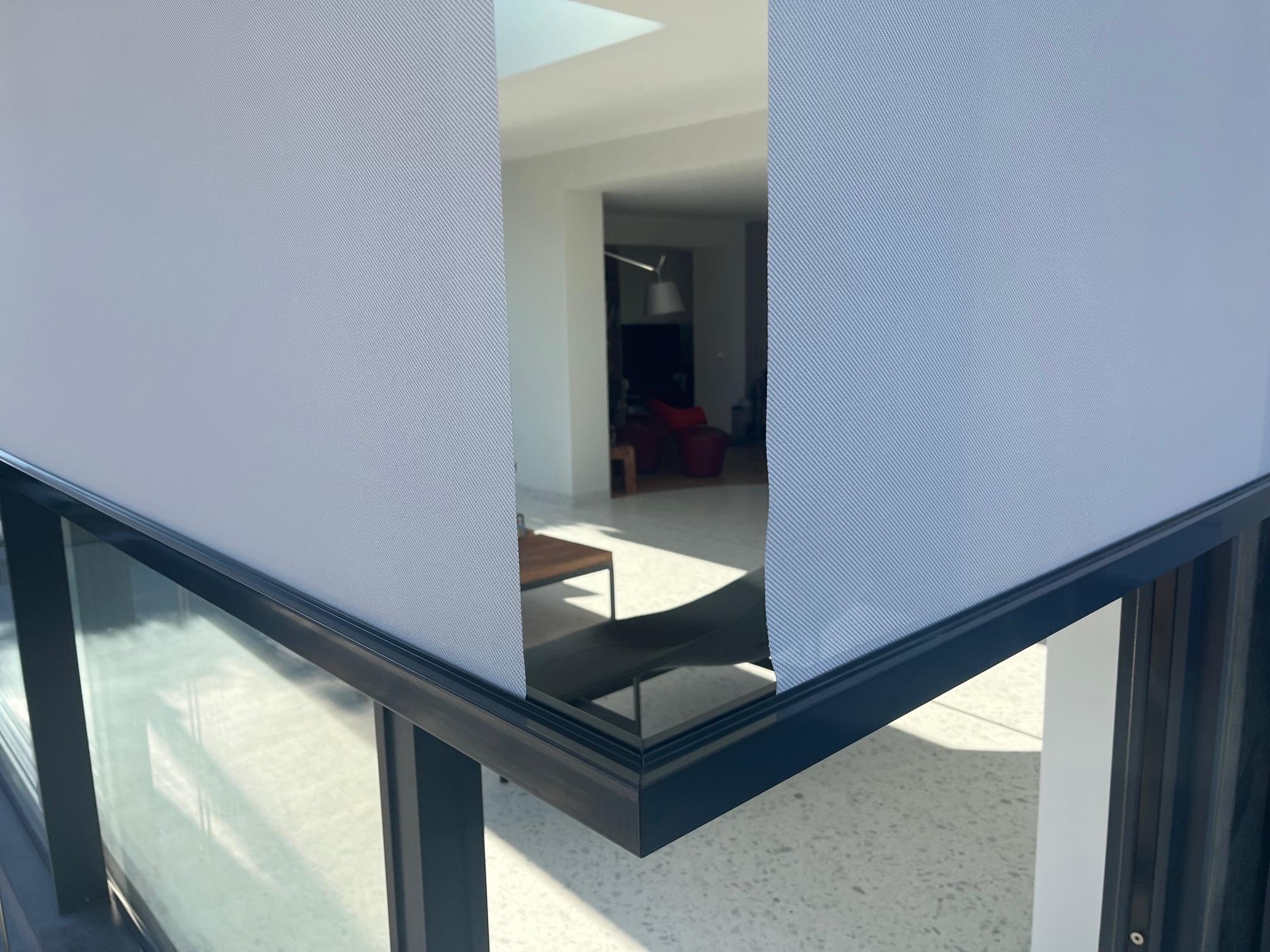 Raccord de barre chute pour stores accouplés en angle